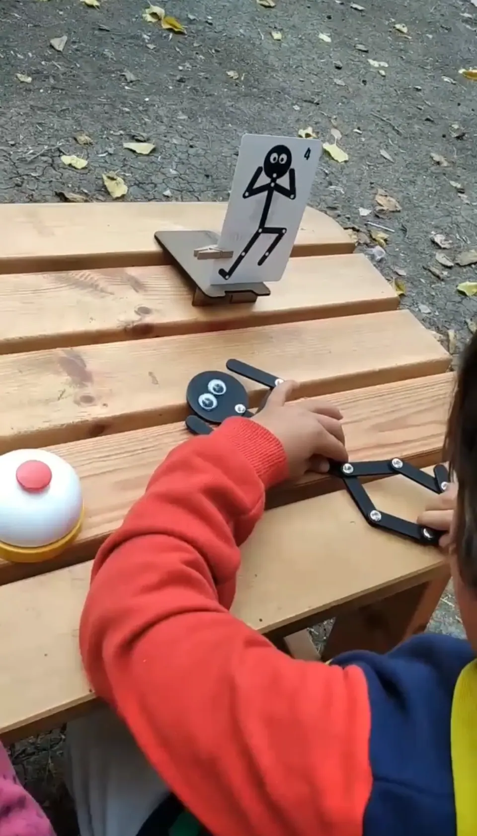 Ahşap masa üzerinde çocukların yaptığı küçük ahşap düzenekler