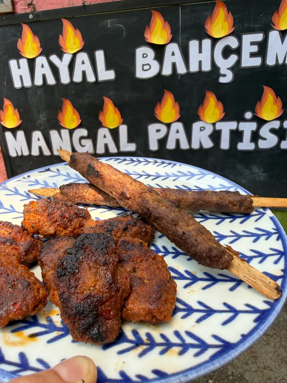 Hayal Bahçem mangal etkinliği panosunun önünde hazırlanmış yemek tabağı