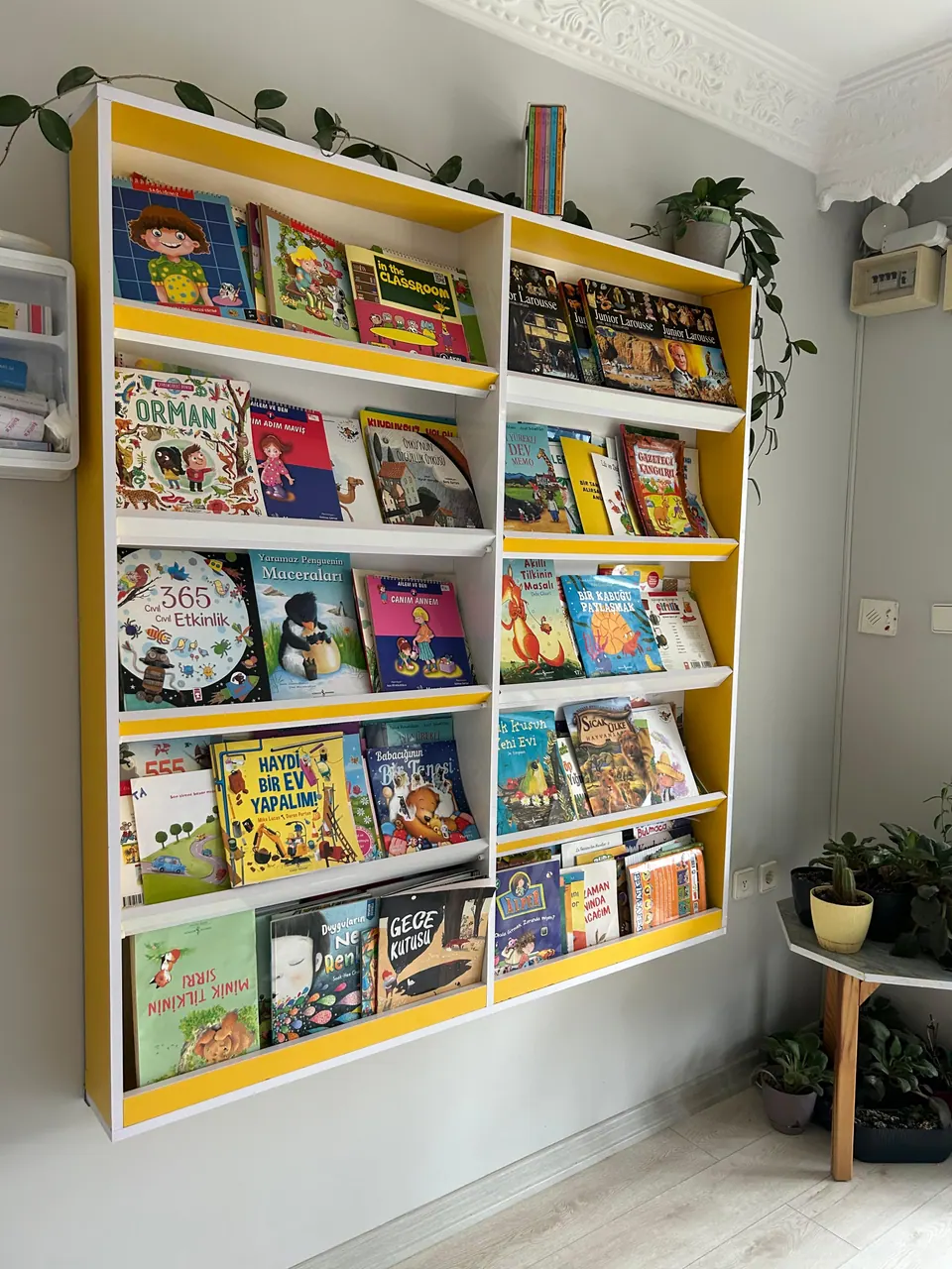Sınıftaki renkli çocuk kitapları köşesi